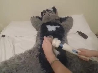 Fursuiter Geplaagd Door Toverstaf Cums Hard