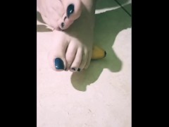 Sego e calpesto una banana con i miei piedini!