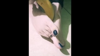 Sego e calpesto una banana con i miei piedini!