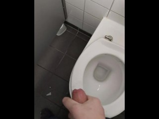 在学校厕所自慰和舔精液