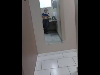 começando a me masturbar no banheiro da academia