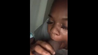 Ebony puta comendo pau