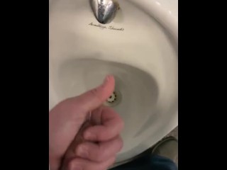 在市中心的公共厕所里手淫有一个很大的射精