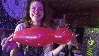 Chica looner hippie peluda con rastas infla Red globo