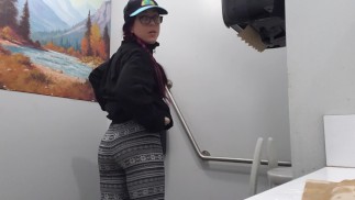 Поздно ночью PiSS в раковине на заправочной станции