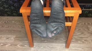 Femme Sexy Après Un Spectacle De Gym Chaussettes Noires Et Cocu Fétichiste Des Pieds