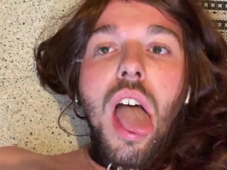 Petite Pute Se Gicle Du Foutre Dans Les Yeux