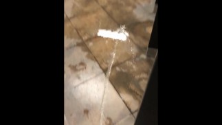 WIE KONNTE ICH WIDERSTEHEN, IN DIESE RIESIGE PFÜTZE ZU PINKELN - ÖFFENTLICHE TOILETTE!