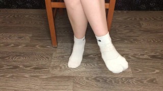 Studentka Po Tělocvičně Show Špinavé Bílé Ponožky A Páchnoucí Foot Fetish Bdsm
