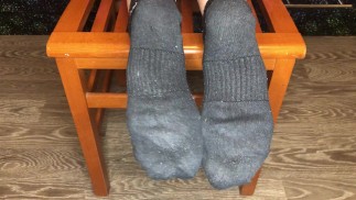 Studentenmädchen in schwarzen Nike-Socken nach der Studie zeigen Socken und Fußfetisch POV