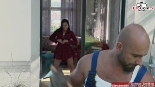 Einsame Ehefrau verführt den Gärtner mit dicken Milf titten