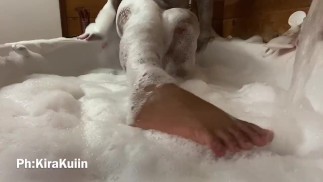 在浴缸里玩脚