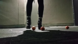 Glanzende Black laarzen verpletteren sinaasappels - Preview