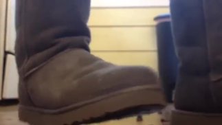 在我的巨型 Uggs 中压扁和压碎葡萄