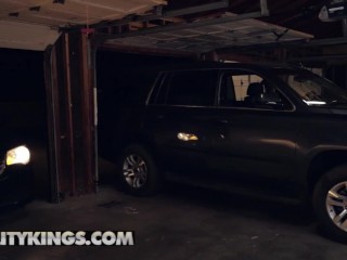 Reality Kings - Homme plus âgé triche avec baby-sitter Alina Lopez dans sa voiture