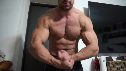 HOT BODYBUILDER flexing MUSCLE WORSHIP on cam