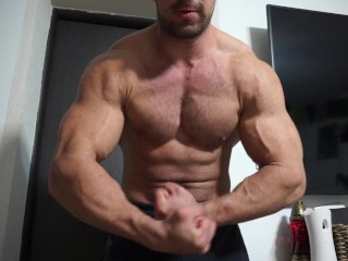 HOT BODYBUILDER Flexing MUSCLE WORSHIP on Cam