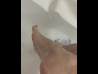 Sexy feet in the bath 