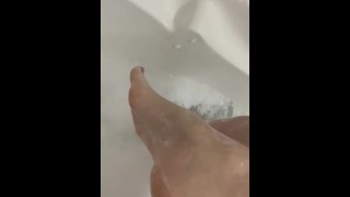 Piedi sexy nella vasca da bagno 