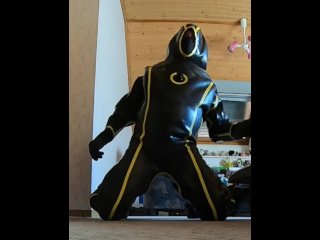 heavy rubber, behind the scenes, inflatable, eingesperrt