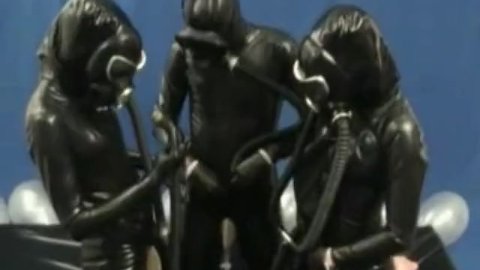 Threesome In Latex Rubber Catisuit + Gas Mask + Pisspants Make Breathplay