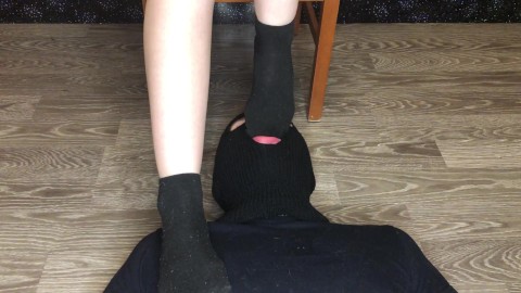  student in vuile zwarte sokken ruikt voetfetisj overheersing pov