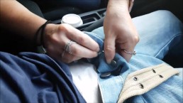 BUEN CHICO RECIBE UNA MAMADA EN EL APARCAMIENTO PÚBLICO