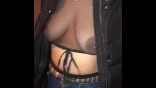 Жена видит насквозь верх идя в магазин для взрослых романтический склад