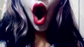 哈莉·奎因（Harley Quinn）玩弄她的嘴