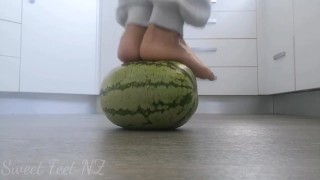 Aplastar el melón de agua con los pies descalzos