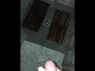 Fils gicle une éjac massive dans la douche pour sa belle mère