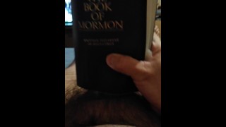 Eu me masturbando com meu livro de mórmon e gozando nele
