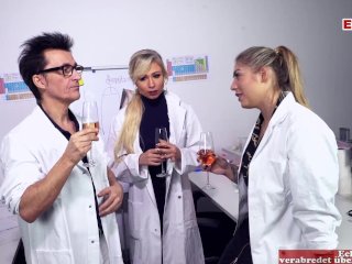 Tätowierte Ärztin mit dicken Brüsten macht Solo Sex mit Dildo in der Praxis