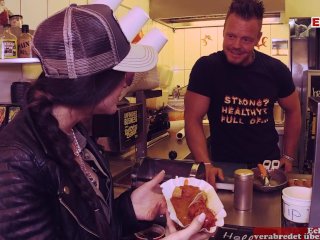 Junge zierliche Instagram Schlampe testet dicken Penis beim Arschficken