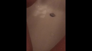 Cumming en la ducha