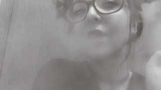 B&W SFW 可爱的另类女孩吸烟 （babygirl_goth）