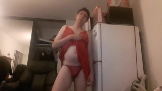 Sissy Femboy Chrissy balla in lingerie 2