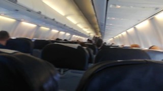 Tocando minha buceta em um avião enquanto ninguém está olhando e gozando vista externa