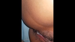 Buceta peluda asiática cheia de porra pingando creampie grávida