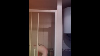 Gordita en la ducha
