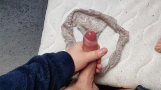 Sborra sulle mutandine sporche della mia sorellastra - masturbazione con la mano