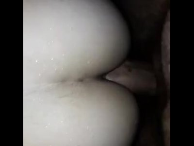 Mi padrastro me rompe el culo  virgen con su verga gruesa y me hace gemir