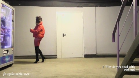 Red panty. Jeny Smith openbaar wandelen in strakke rode panty (geen slipje)