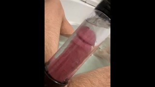 Brincando com minha bomba de pênis no banho