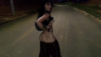 Ich mache einen sexy Striptease, während ich die Straße entlang gehe