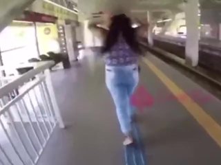 Sra. Feet safada se exibindo no metrô e na rua