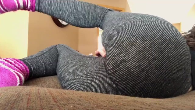 Amateur babysitter gets freaky in leggings during nap time