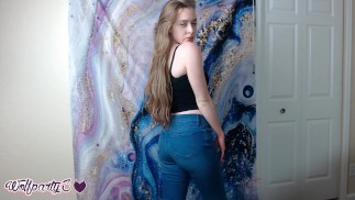 Симпатичная девушка примеряет и моделирует топы