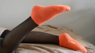 Calzini di cotone arancioni e calze nere