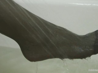 Черные чулки в ванной и под душем